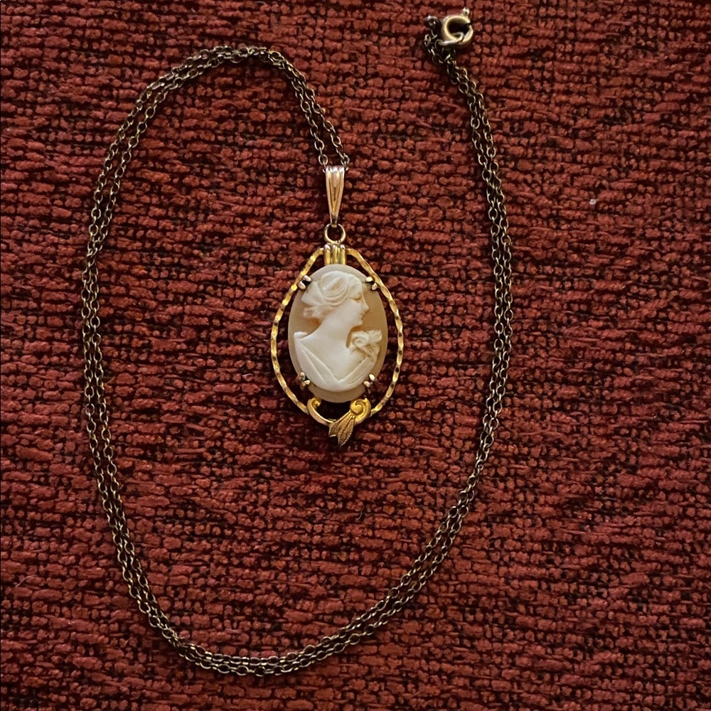 Elegant Gold coloured Cameo Pendant Necklace